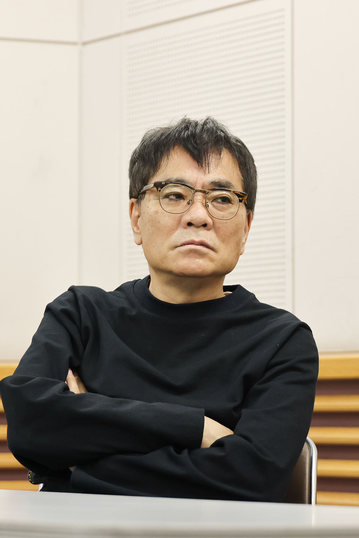 簑紫郎の話を真剣な表情で聞くいとうせいこう