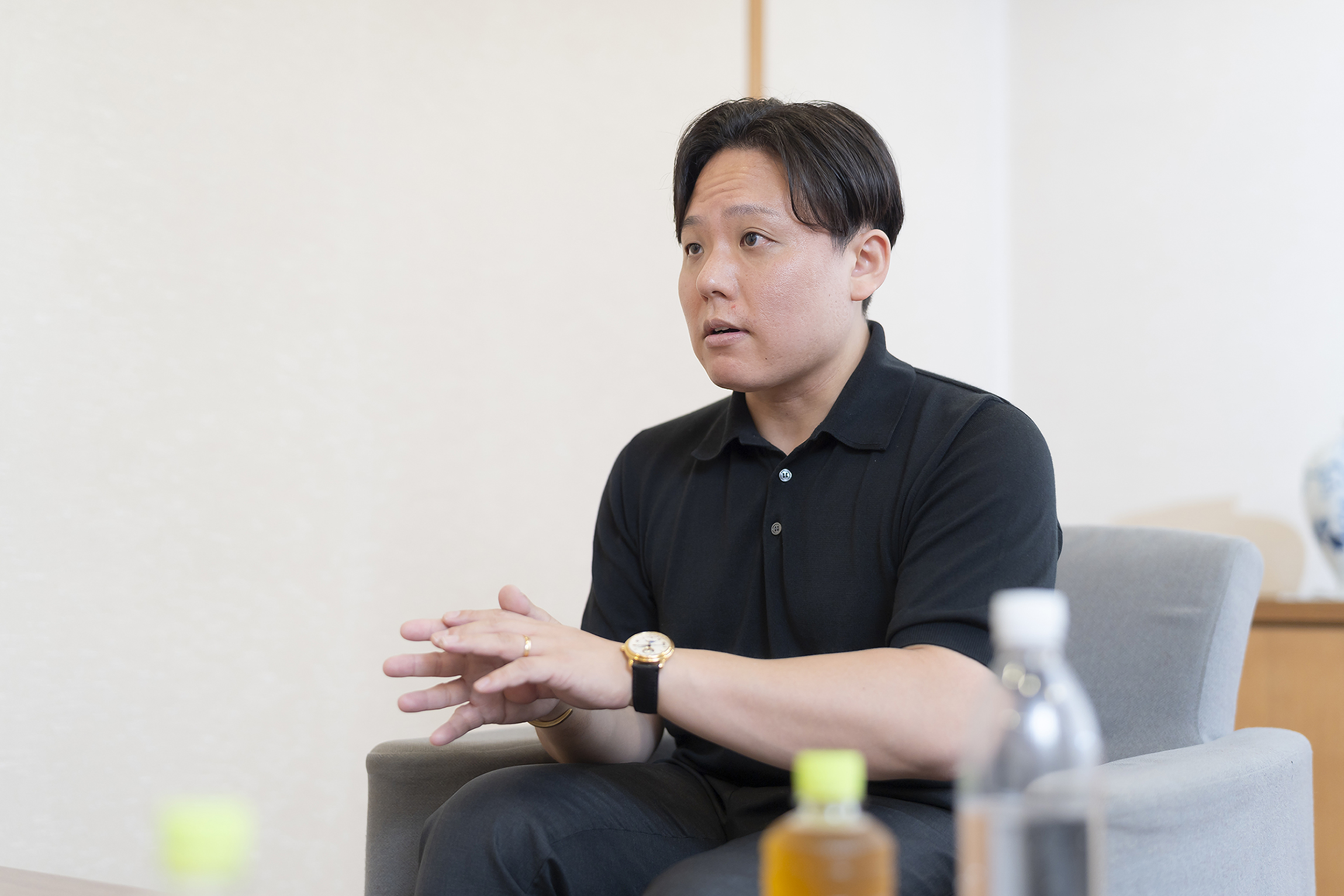 手振りを交えて話すかんたろう