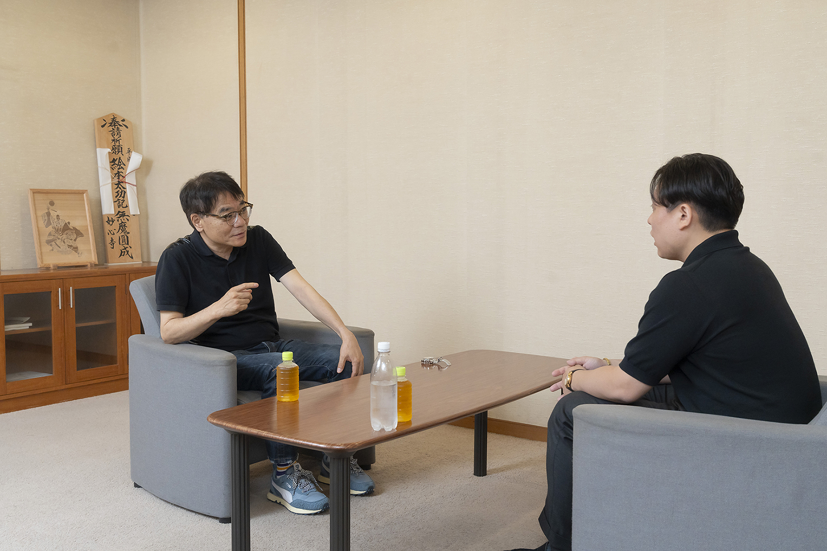身振りを交えて稽古について質問するいとうせいこう