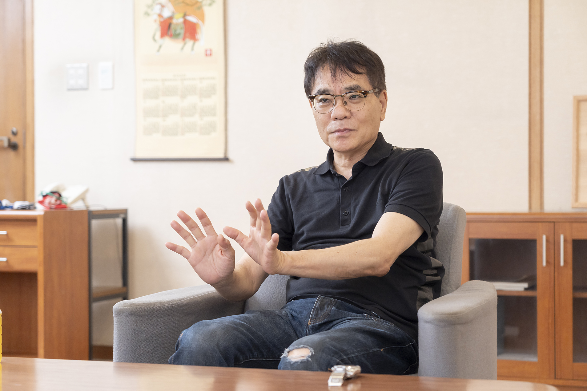 腕固めについて聞き入るいとうせいこう