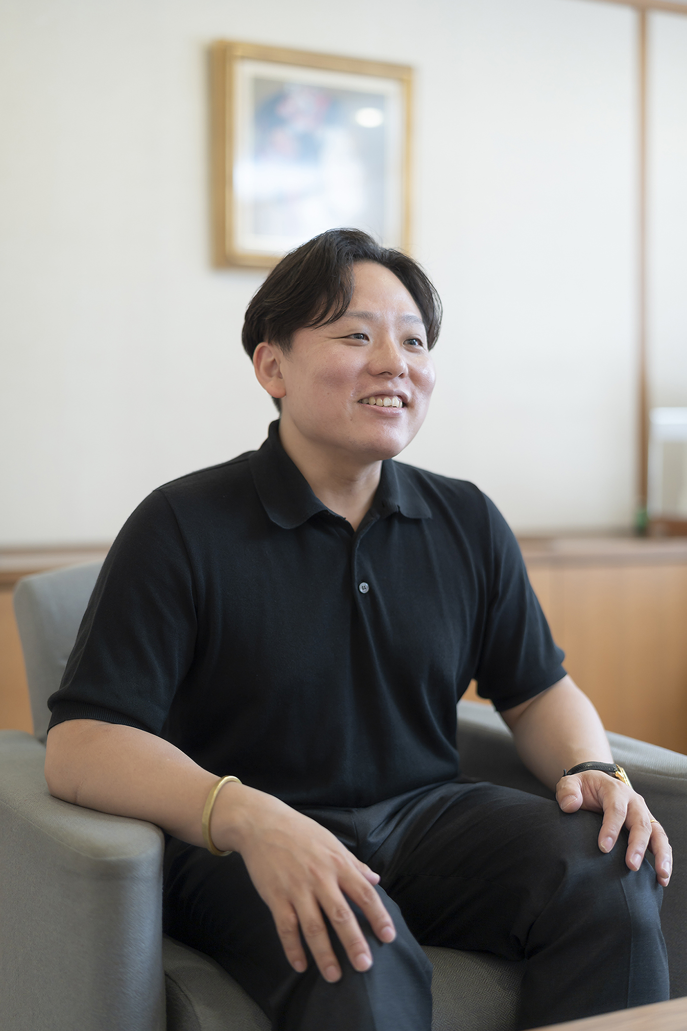 にこやかな表情で曾祖父について話すかんたろう