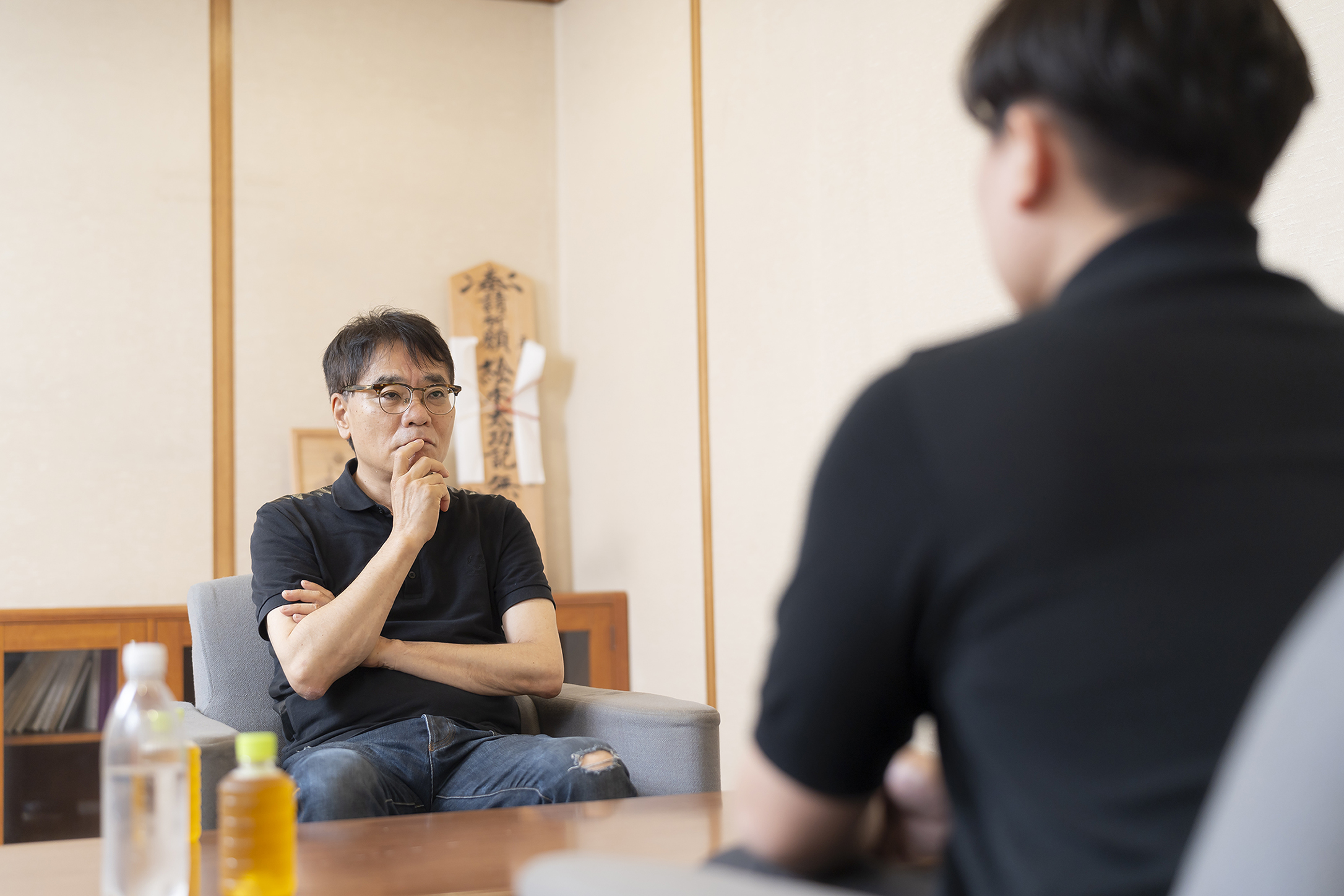 かんたろうの取り組みにじっと耳を傾けるいとうせいこう