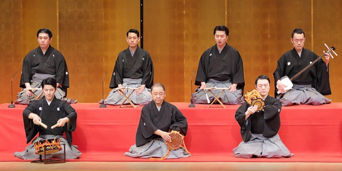 長唄の演奏の様子。下段右から、小鼓・大鼓・太鼓